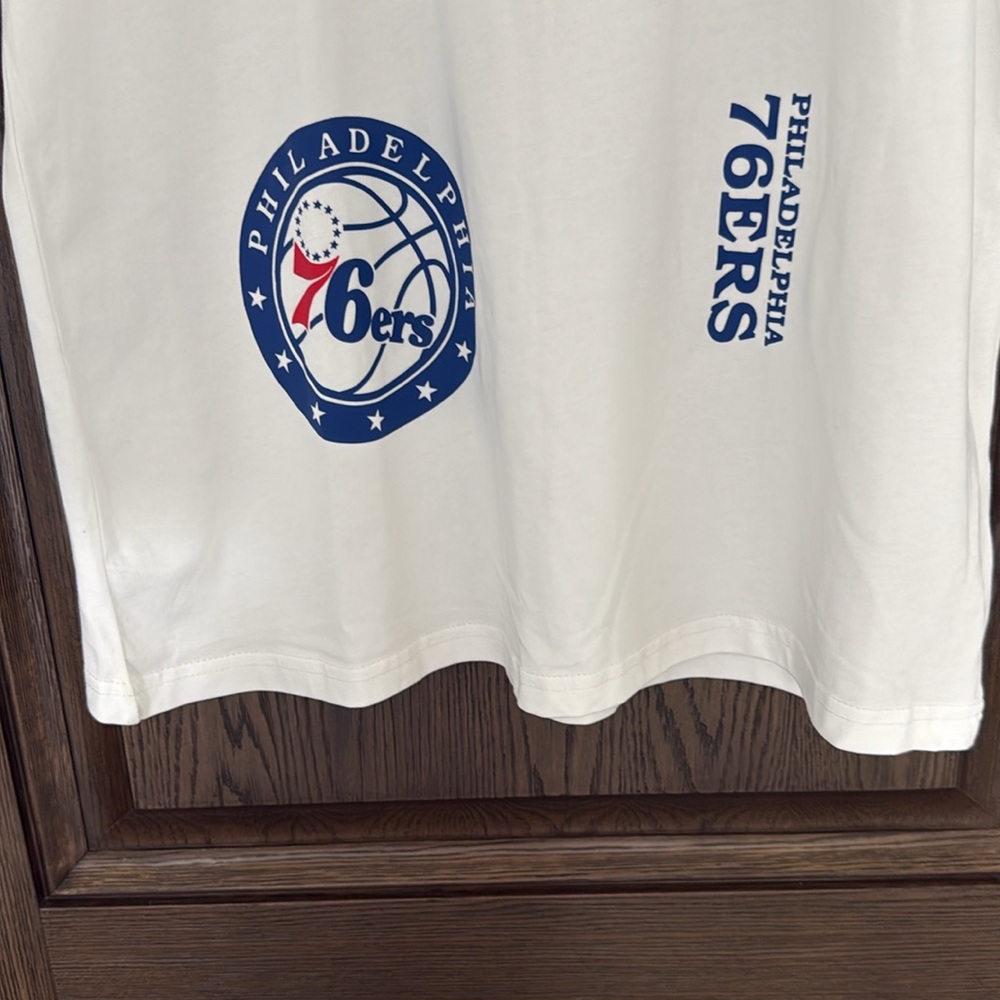 NIKE Philadelphia 76ers Courtside Statement Edition Men's T-Shirt - Loose Fit- L - Picture 4 of 10